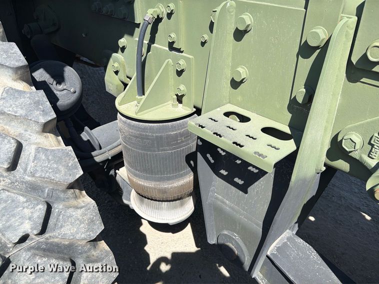 image for item EF1400 1997 Oshkosh M1070 semi truck