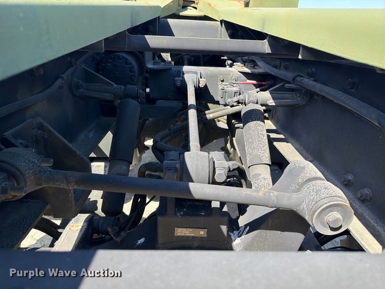 image for item EF1400 1997 Oshkosh M1070 semi truck