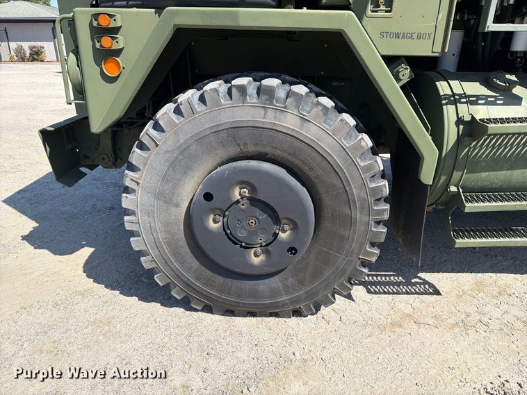 image for item EF1400 1997 Oshkosh M1070 semi truck