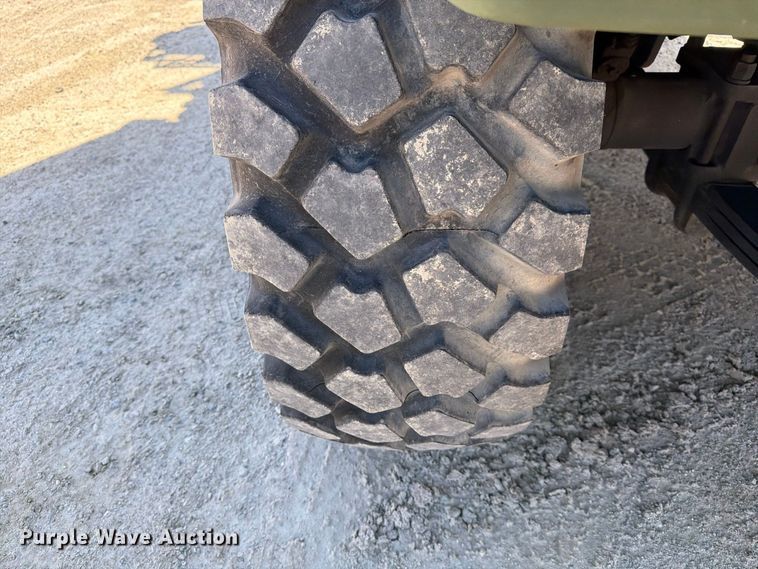 image for item EF1400 1997 Oshkosh M1070 semi truck