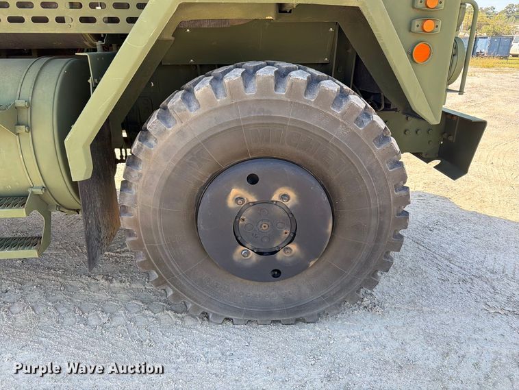 image for item EF1400 1997 Oshkosh M1070 semi truck