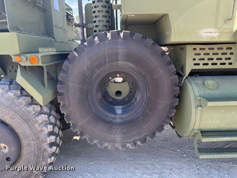image for item EF1400 1997 Oshkosh M1070 semi truck