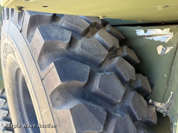 image for item EF1400 1997 Oshkosh M1070 semi truck
