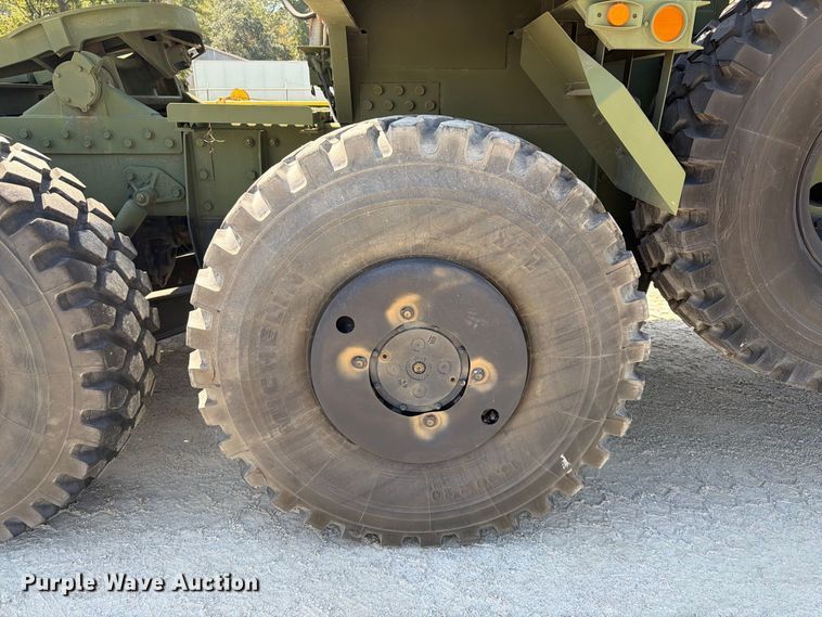 image for item EF1400 1997 Oshkosh M1070 semi truck