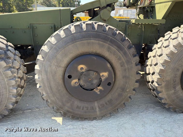 image for item EF1400 1997 Oshkosh M1070 semi truck