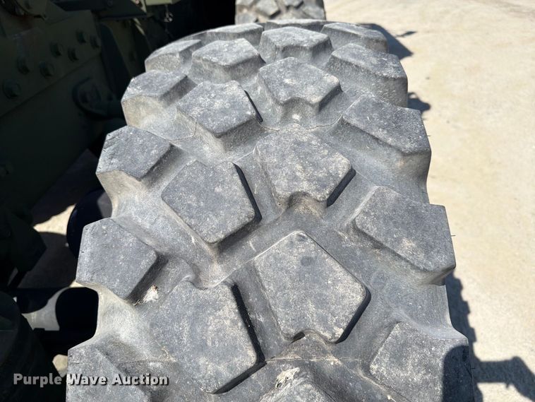image for item EF1400 1997 Oshkosh M1070 semi truck