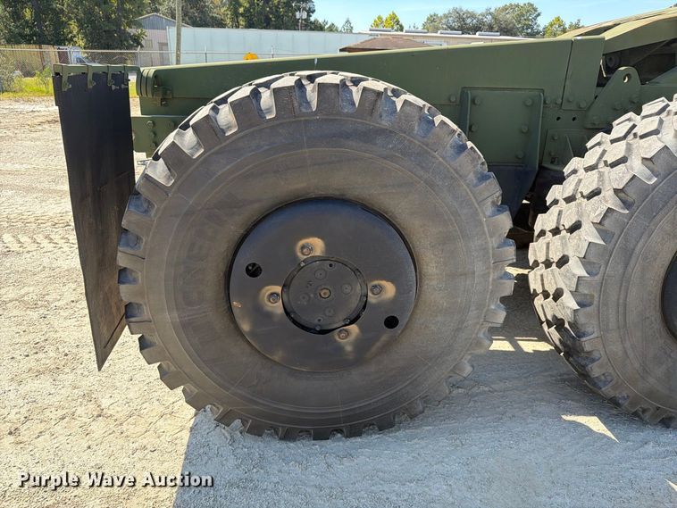 image for item EF1400 1997 Oshkosh M1070 semi truck