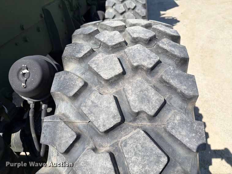 image for item EF1400 1997 Oshkosh M1070 semi truck