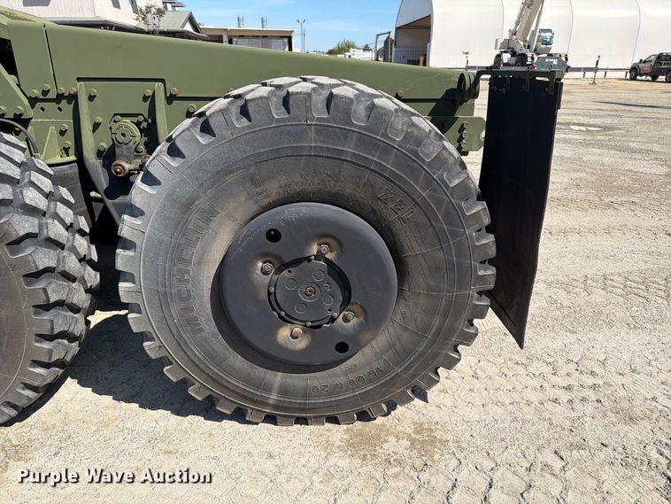 image for item EF1400 1997 Oshkosh M1070 semi truck