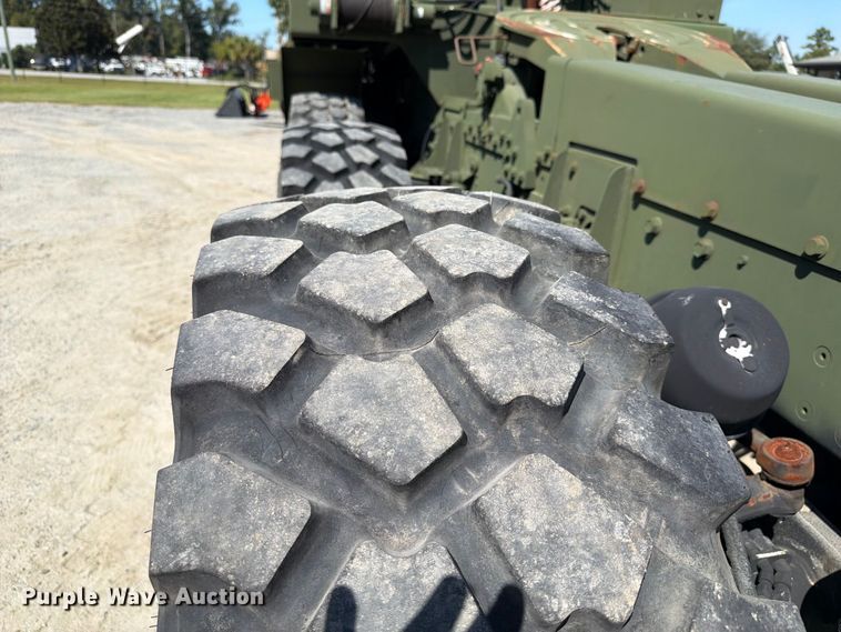 image for item EF1400 1997 Oshkosh M1070 semi truck