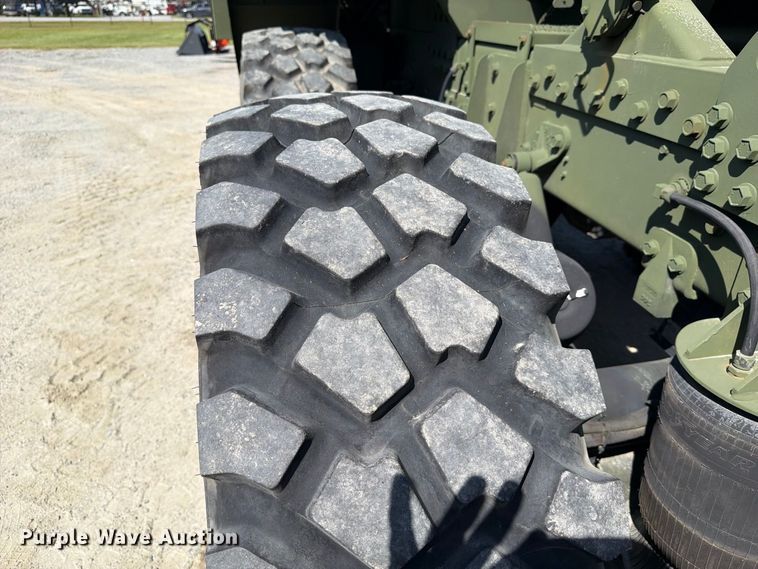 image for item EF1400 1997 Oshkosh M1070 semi truck