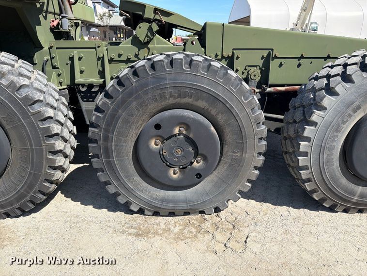 image for item EF1400 1997 Oshkosh M1070 semi truck