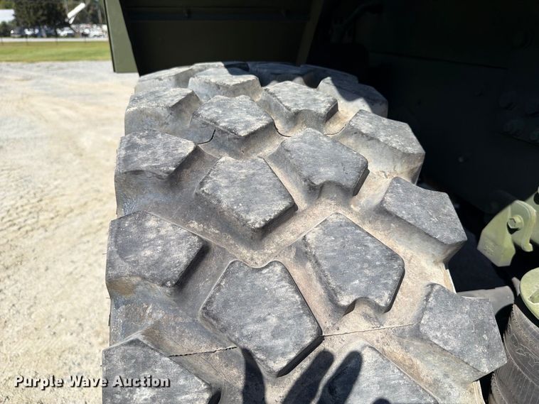 image for item EF1400 1997 Oshkosh M1070 semi truck