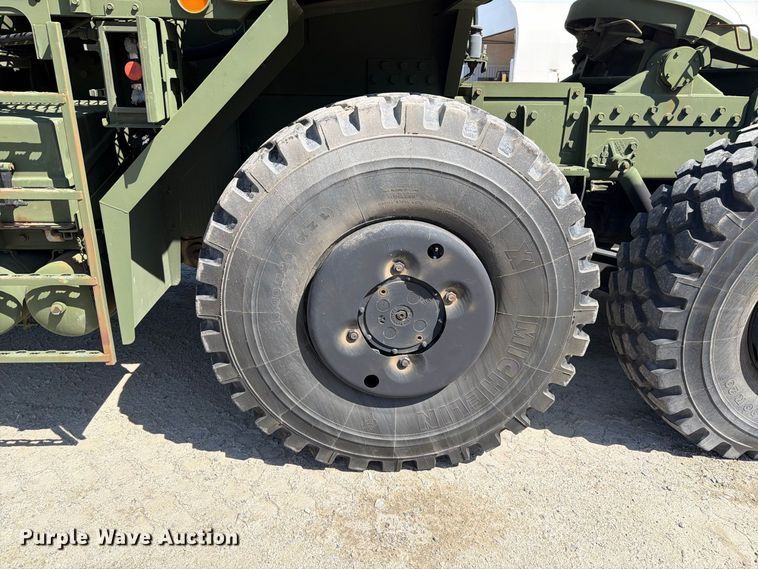 image for item EF1400 1997 Oshkosh M1070 semi truck
