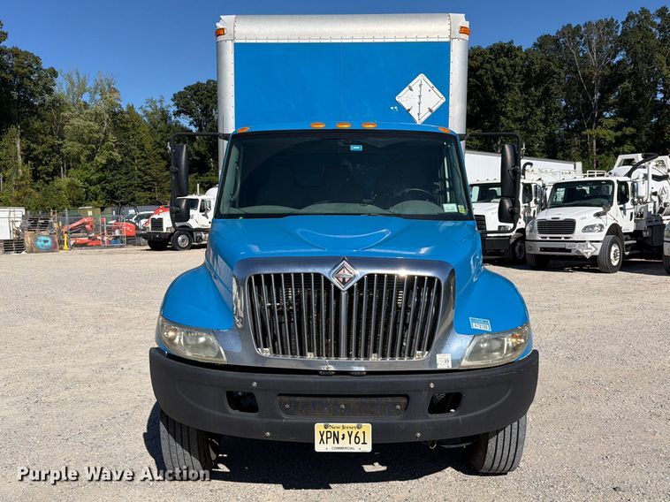 image for item EF1407 2002 International 4400 box truck