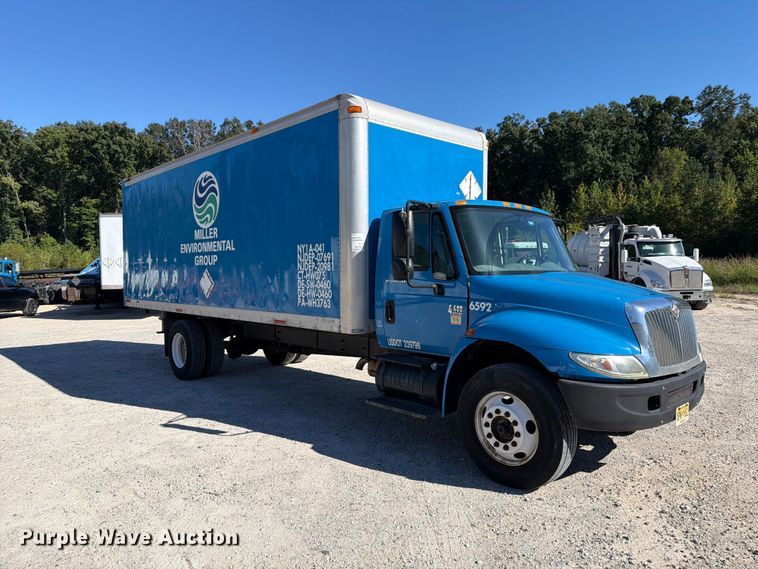 image for item EF1407 2002 International 4400 box truck