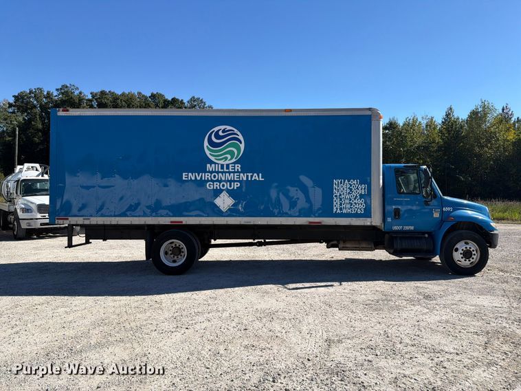 image for item EF1407 2002 International 4400 box truck