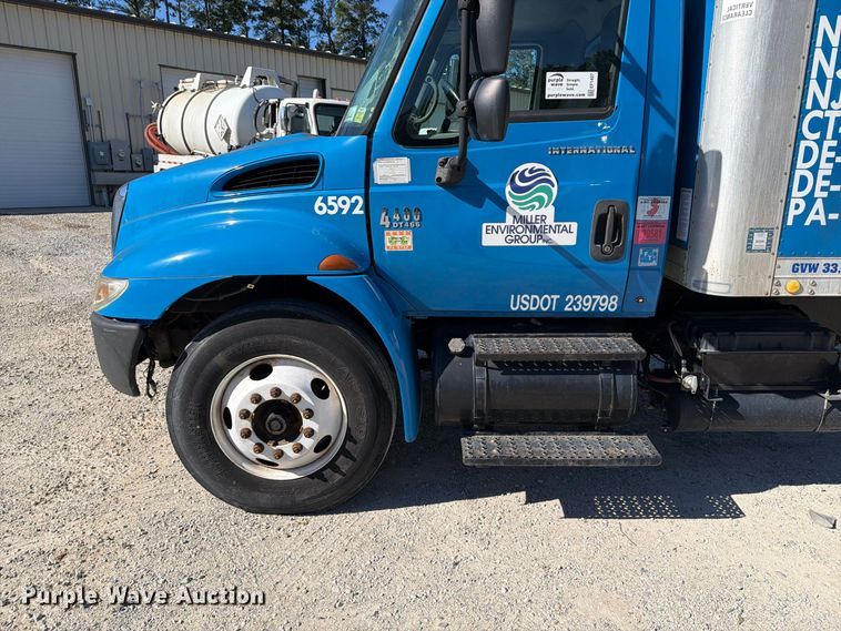 image for item EF1407 2002 International 4400 box truck