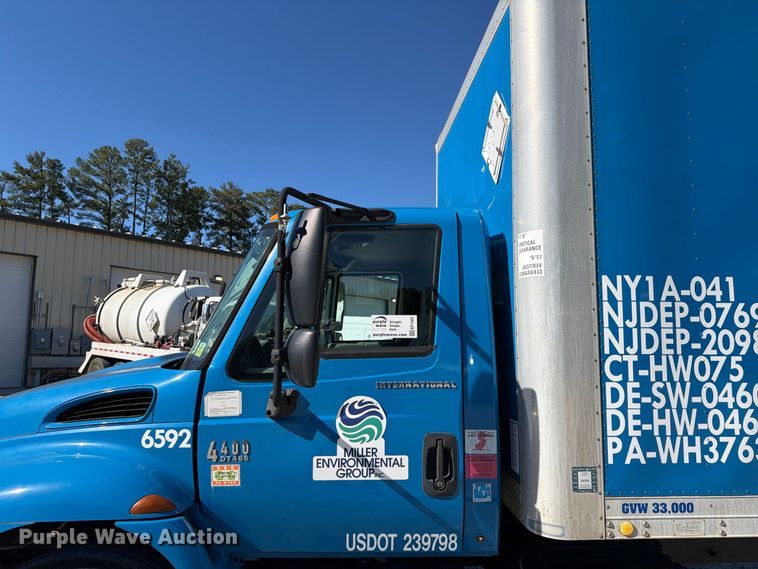 image for item EF1407 2002 International 4400 box truck