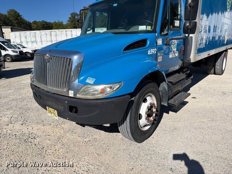 image for item EF1407 2002 International 4400 box truck