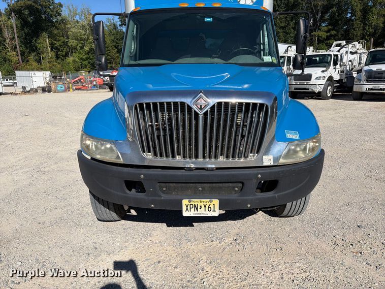 image for item EF1407 2002 International 4400 box truck