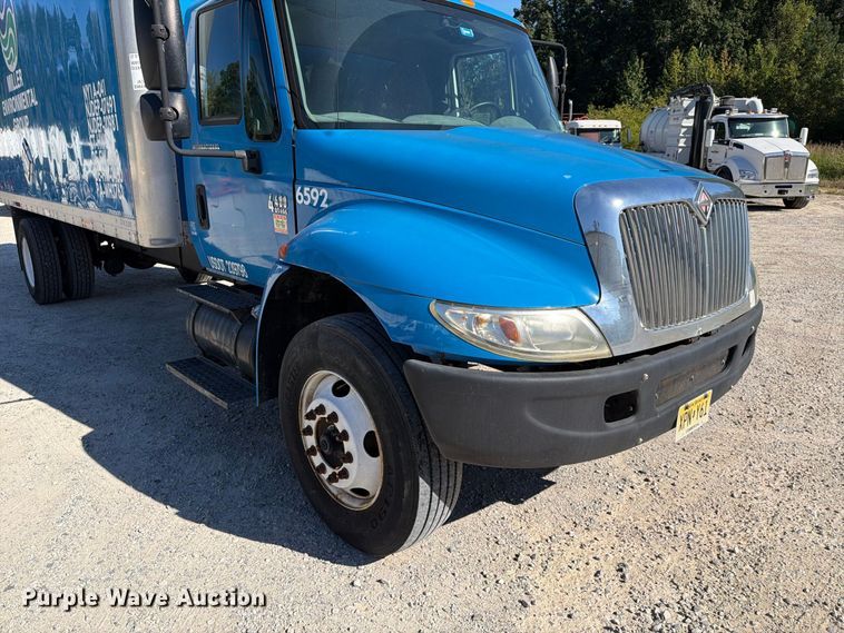 image for item EF1407 2002 International 4400 box truck