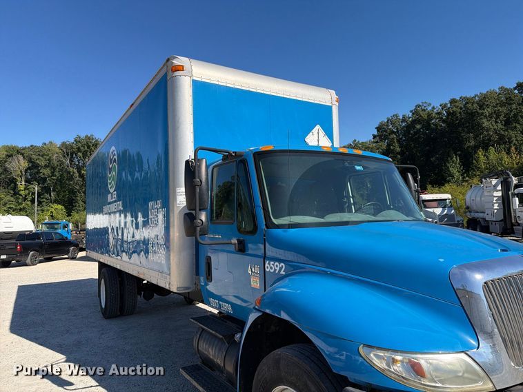 image for item EF1407 2002 International 4400 box truck