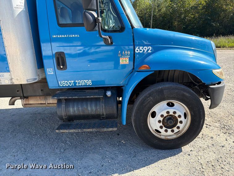 image for item EF1407 2002 International 4400 box truck