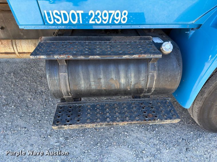 image for item EF1407 2002 International 4400 box truck