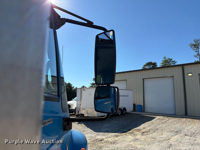 image for item EF1407 2002 International 4400 box truck