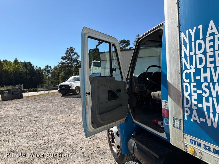 image for item EF1407 2002 International 4400 box truck