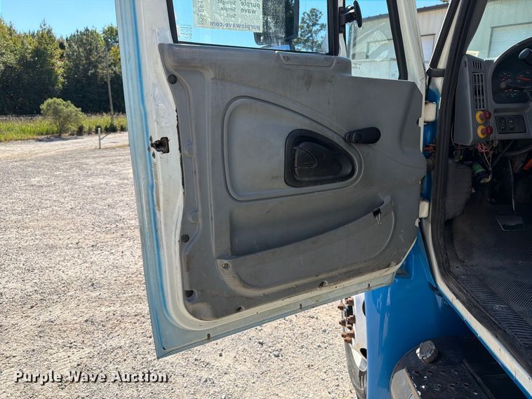 image for item EF1407 2002 International 4400 box truck