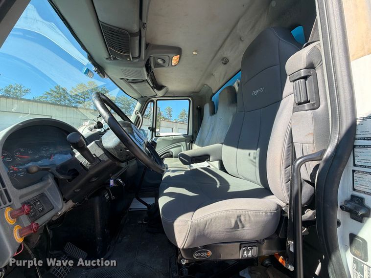 image for item EF1407 2002 International 4400 box truck