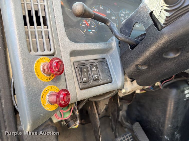 image for item EF1407 2002 International 4400 box truck