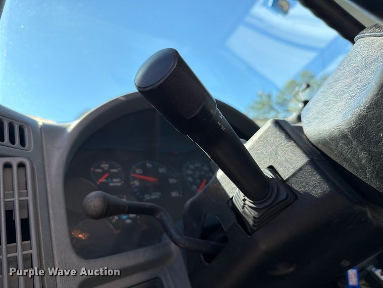 image for item EF1407 2002 International 4400 box truck