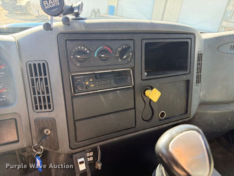 image for item EF1407 2002 International 4400 box truck