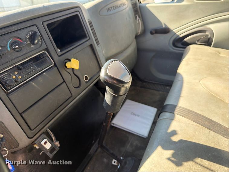 image for item EF1407 2002 International 4400 box truck