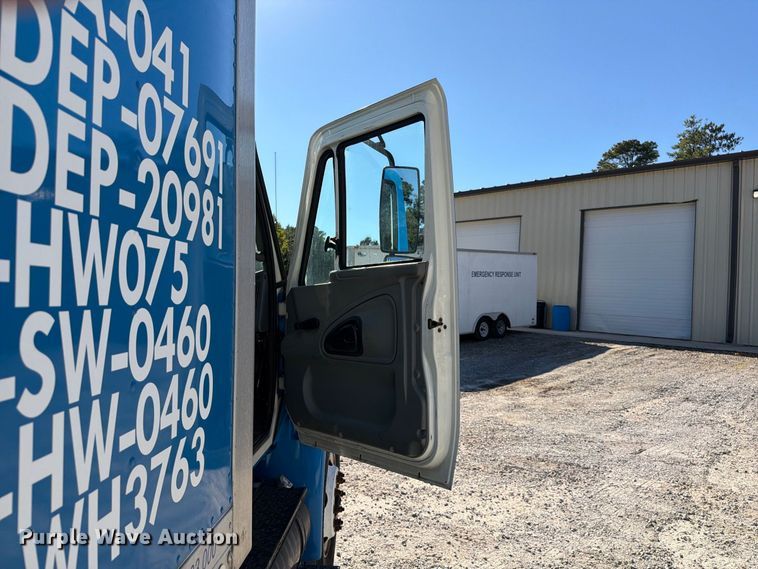 image for item EF1407 2002 International 4400 box truck