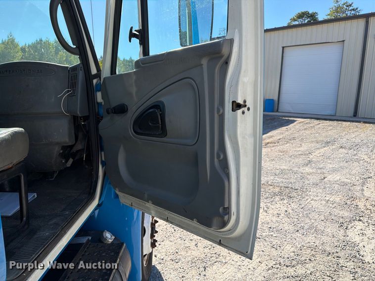 image for item EF1407 2002 International 4400 box truck