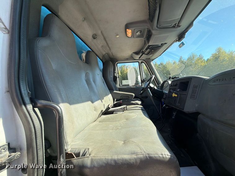 image for item EF1407 2002 International 4400 box truck