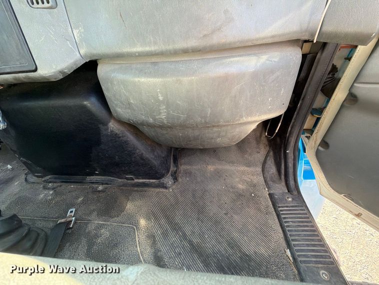 image for item EF1407 2002 International 4400 box truck