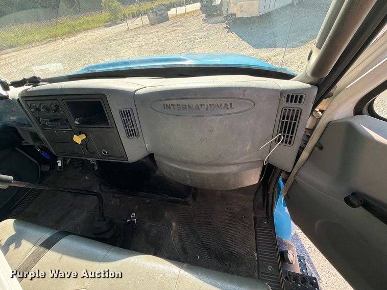 image for item EF1407 2002 International 4400 box truck