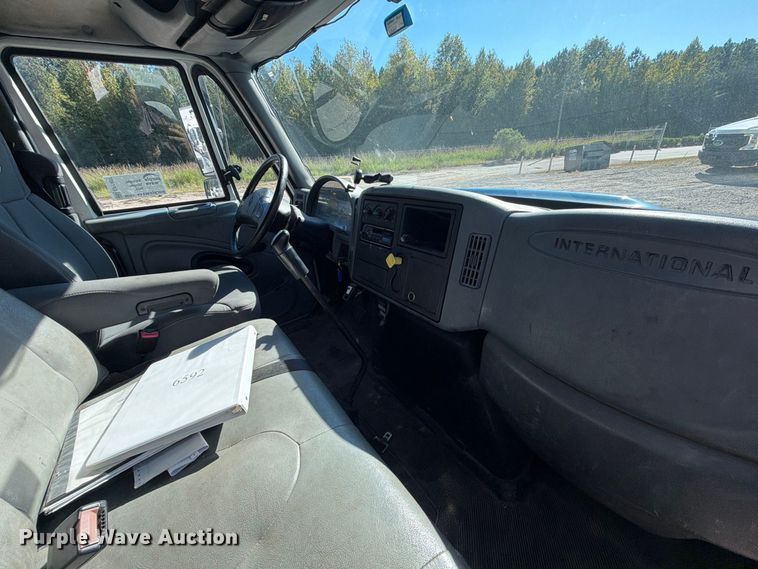 image for item EF1407 2002 International 4400 box truck