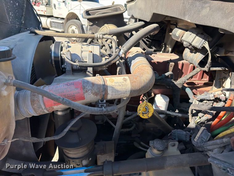 image for item EF1407 2002 International 4400 box truck