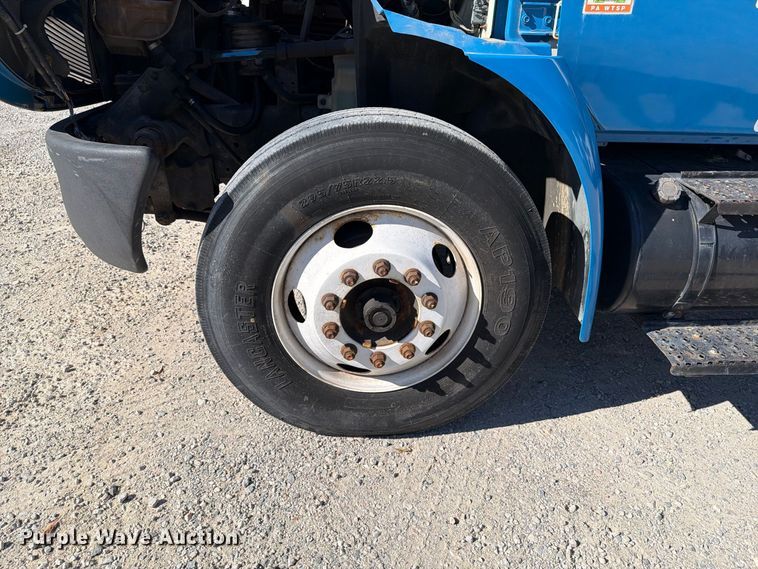 image for item EF1407 2002 International 4400 box truck