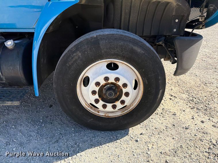 image for item EF1407 2002 International 4400 box truck