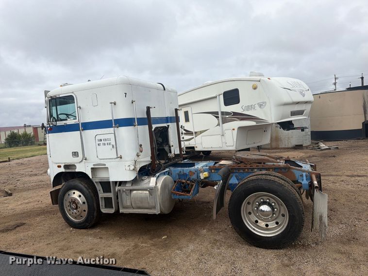 image for item EI7674 1983 Freightliner FLT semi truck
