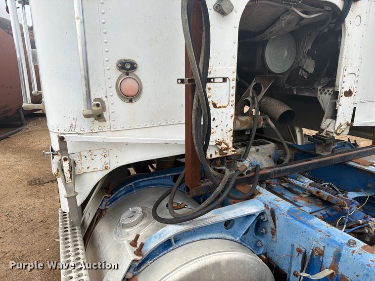 image for item EI7674 1983 Freightliner FLT semi truck