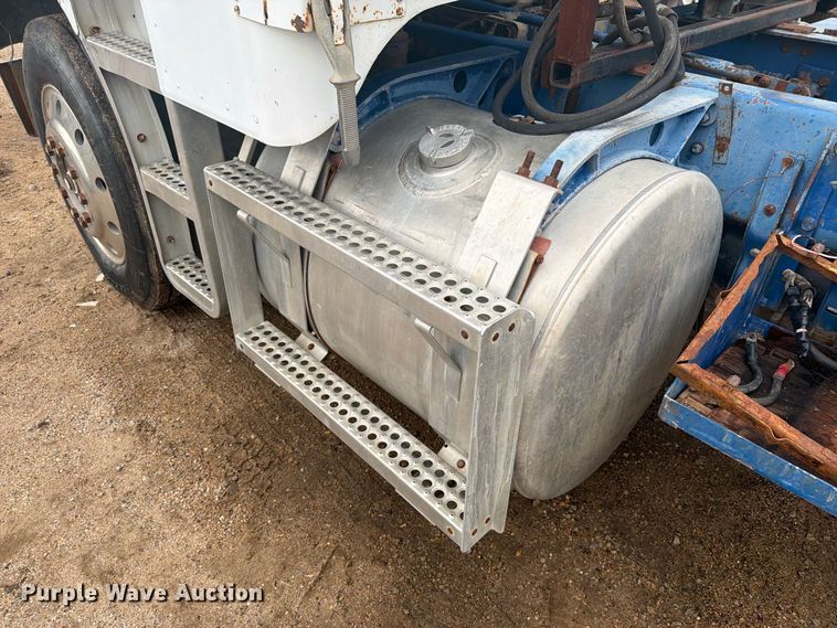 image for item EI7674 1983 Freightliner FLT semi truck