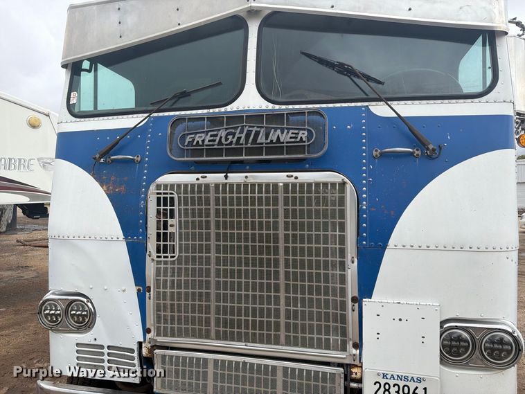 image for item EI7674 1983 Freightliner FLT semi truck